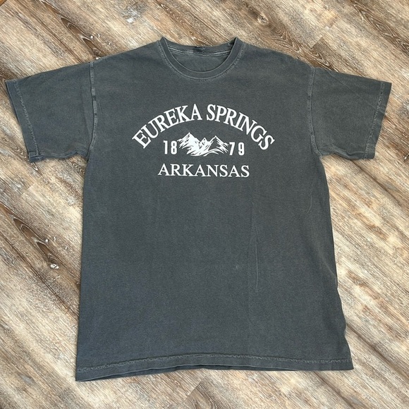 Comfort Colors Tee Shirt Eureka Springs Arkansas Size Medium Gray White Graphic - Picture 8 of 9